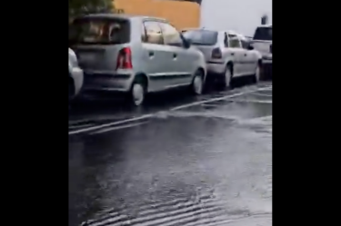 Una fuga de agua potable permanece desde anoche sobre la calle Canteras de Oxtopulco, entre Cerro Tuera y Oxtopulco, en la colonia Copilco Universidad, alcaldía Coyoacán.