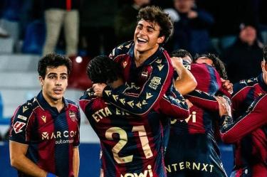 Carlos Álvarez celebrando un gol con el Levante