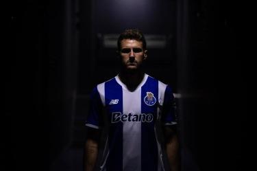 Santiago Giménez fue registrado como argentino en la liga portuguesa