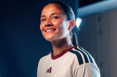 Rebeca Bernal posa con la camiseta del Manchester United