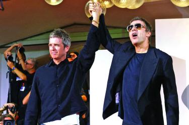 Liam Gallagher and Noel Gallagher posan en la alfombra roja de la premier del documental Oasis: Don't Look Back In Anger