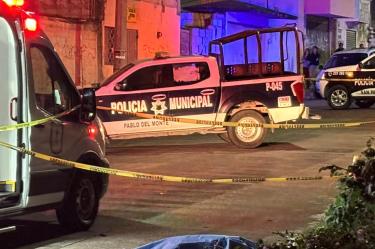 Autoridades investigan el homicidio de un hombre en San Damián Texoloc y la muerte de una mujer atropellada en San Pablo del Monte.