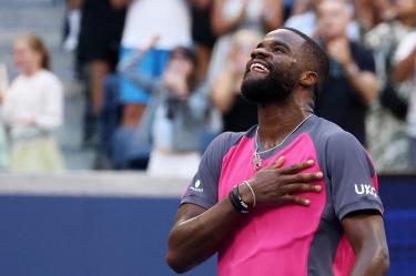 Frances Tiafoe se impuso en tres sets ante Medvedev y se instaló en los Cuartos de Final del US Open 2026.