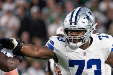 Tyler Smith es uno de los mejores linieros ofensivos de la NFL; el quarterback Dak Prescott lo va a echar de menos durante su ausencia.