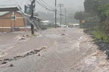 Se espera que Lowell, que registra vientos sostenidos de 185 km/h, se debilite gradualmente el martes y luego gire hacia el noroeste el miércoles, tras pasar por las islas hawaianas.