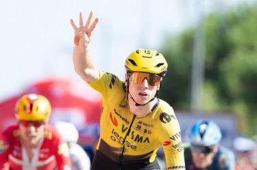 Matthew Brennan levanta cuatro dedos para celebrar su cuarta victoria en La Vuelta.