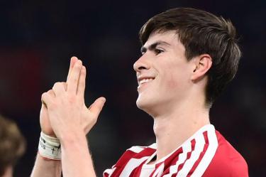 La Hormiga González anotó su primer doblete en el futbol europeo y el tercero con el jersey del Olympiacos.
