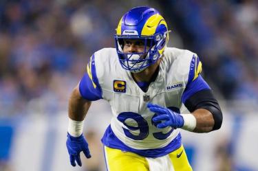 Aaron Donald tiene unas semanas que dejó el retiro de dos años para jugar al lado de Myles Garrett con Los Angeles Rams.