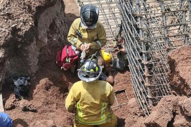 El hombre quedó atrapado al registrarse el derrumbe de una zanja en una obra en construcción.