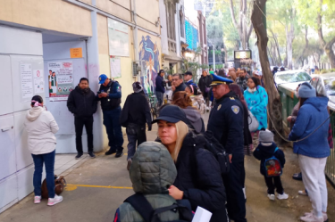 Elementos de Bomberos y Protección Civil de la CDMX resguardan las inmediaciones de la primaria Capitán Emilio Carranza durante la revisión que descartó cualquier peligro para la comunidad escolar.