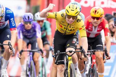 Matthew Brennan celebra junto a su bicicleta después de cruzar la meta en Sevilla.
