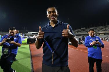 Joel Huiqui con la medalla de campeón tras conquistar la décima estrella con Cruz Azul