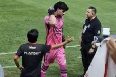 Luis Jiménez portero del Necaxa realizó un gesto ofensivo a la afición delos Rayos