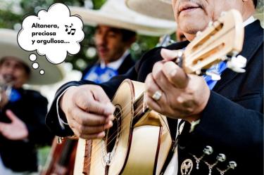 Músicos de mariachi tocando.