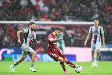 El partido entre Toluca y Atlas fue suspendido más de media hora por presencia de tormenta eléctrica.