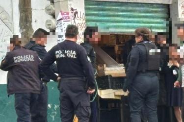 De acuerdo a los defensores del sujeto, todo se trató de un malentendido. Policías municipales intervinieron y detuvieron a dos presuntos agresores.