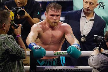 Christian Mbilli aseguró que no podían obligar al "Canelo" Álvarez a pelear con él