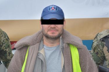 Miguel Ángel Solano Ruiz, alias “Sol” y/o “Mike”, fue localizado durante un cateo realizado por personal naval y agentes federales en el fraccionamiento Villa Verona, en Zapopan, Jalisco. La autoridad judicial definirá su situación jurídica