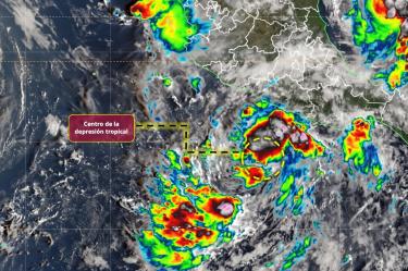 Mapa satelital de la Depresión Tropical Veinte-E en el océano Pacífico, frente a las costas de México, señalando el centro del sistema y el pronóstico de lluvias intensas.