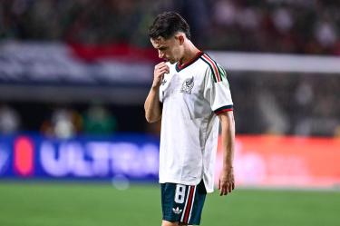 Álvaro Fidalgo fue increpado por un aficionado cuando iba a cobrar un tiro de esquina durante el partido de México y Chile en el Coliseum de Los Ángeles