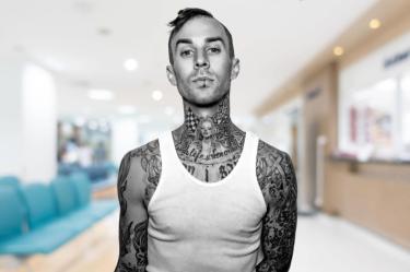 Travis Barker preocupa a sus fans tras revelar la cirugía a la que tuvo que someterse