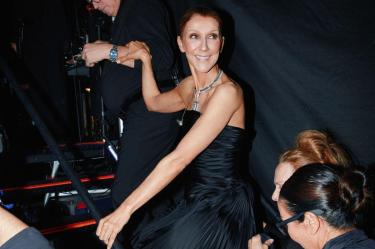 El video de Céline Dion perdiendo el equilibrio sobre el escenario se difundió en redes sociales y despertó preocupación por su estado de salud