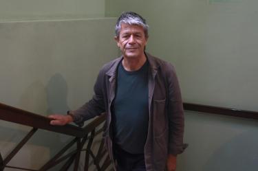 Emmanuel Carrère está en México; dio una conferencia en la Casa Francia.