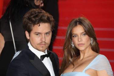 Barbara Palvin posa con su hija recién nacida y Dylan Sprouse