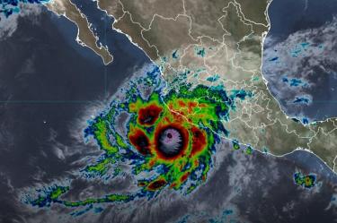Autoridades federales emitieron un CAP Rojo por lluvias extremas y ordenaron el resguardo domiciliario obligatorio en municipios costeros de Jalisco, Colima, Michoacán y Nayarit.