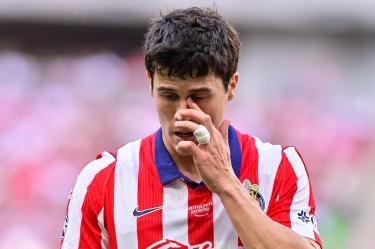 Diego Campillo no pudo completar el Clásico Tapatío y enciende las alarmas en Chivas