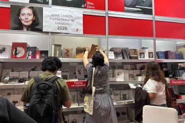 El stand de la editorial Vaso Roto anunció la venta de los libros de Anne Carson, Premio Nobel de Literatura 2026.