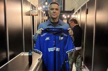 Los Gallos de Querétaro le obsequiaron un jersey del equipo emplumado a Robbie Williams