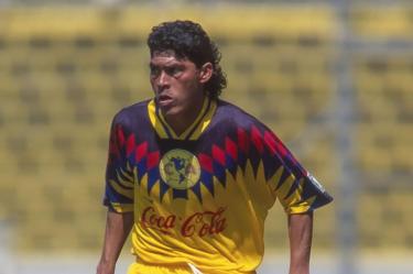 Juan Hernández, lateral derecho de las Águilas del América durante la campaña 1994–1995.
