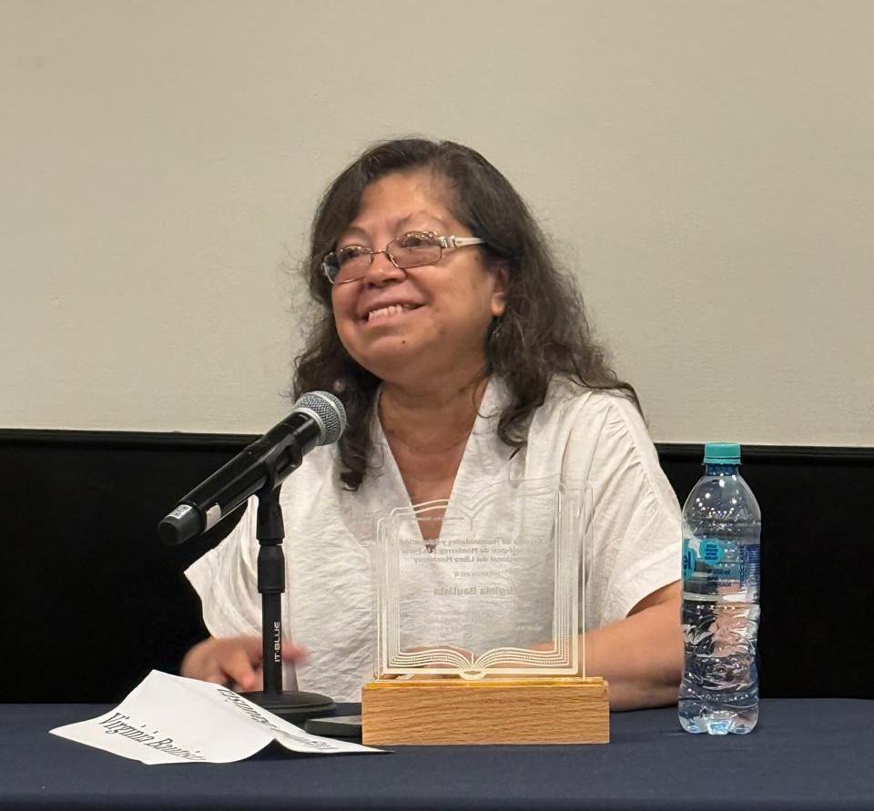 Virginia Bautista recibió el Reconocimiento al Periodismo Cultural en la FIL Monterrey