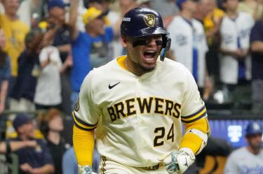William Contreras reacciona después de conectar un imparable productor en la victoria de los Brewers.
