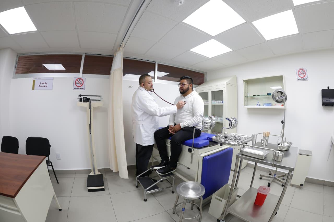 El director del ISSSTE, Martí Batres, destacó que los nuevos módulos cuentan con un catálogo de 92 medicamentos gratuitos básicos.