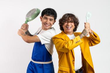 Chef en proceso y Mario Aguilar conducen el programa culinario con sazón de abuelitas.