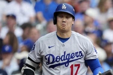 Shohei Ohtani apenas ha conectado tres imparables en la postemporada; pese a su mal momento, se mantendrá como el bateador designado de Dodgers.