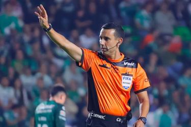César Arturo Ramos dirigió una final amateur en Zacatepec que terminó suspendida por una pelea e invasión de aficionados.