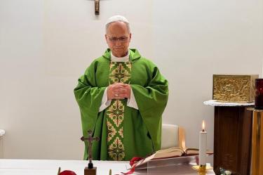 • El papa León XIV celebra misa en el hospital Gemelli tras su operación pulmonar, mientras se evalúa su viaje a Sudamérica.