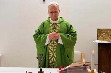 • El papa León XIV celebra misa en el hospital Gemelli tras su operación pulmonar, mientras se evalúa su viaje a Sudamérica.