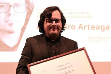 El Premio Xavier Villaurrutia de Escritores para Escritores 2025 se entregó ayer a Alejandro Arteaga.
