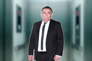 Jesús Ochoa sufre fuerte caída de un elevador; Luis de Alba revela que no podía caminar