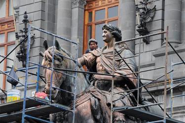 La limpieza de la escultura de "El Caballito" inició el pasado 17 de septiembre y se detuvo dos días después