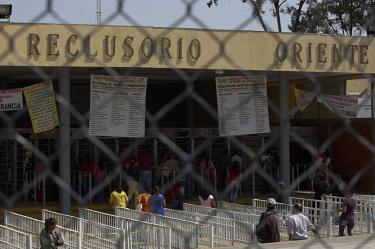 Los sujetos fueron detenidos cuando pretendían cobrar 200 mil pesos a un contribuyente para evadir el pago de tres millones de pesos
