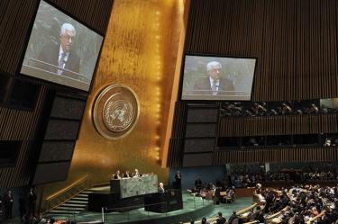Pasadas las 11:15 hora local (16:15 GMT), el embajador palestino ante la ONU, Ryad Mansour, fue el encargado de depositar la papeleta en la urna entre los aplausos de buena parte de los asistentes. / Foto: Archivo