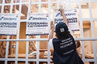 Personal del Invea y de la delegación Benito Juárez colocaron ayer sellos de suspensión de actividades.