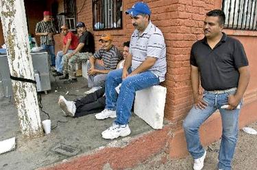 Los jornaleros, la mayoría provenientes del sur del país, llegan a Sonora con la promesa de que tendrán seguridad social y educación, pero sólo son engañados. 