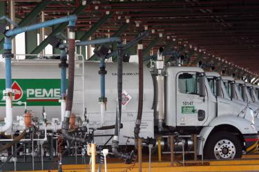 De enero a octubre pasados, la importación de gasolinas fue de 344 mil barriles diarios, es decir, 11% menos que en igual lapso de 2012, según datos de Pemex.