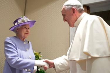 La soberana, vestida de lila y un clásico sombrero del mismo color, fue recibida junto con su marido por el papa Francisco. Foto: Reuters